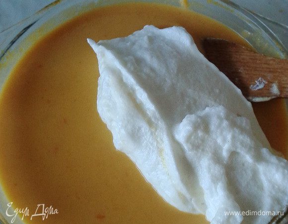 Отдельно взбить белки с щепоткой соли и добавить в общую массу, аккуратно перемешать лопаткой. Начинка готова.