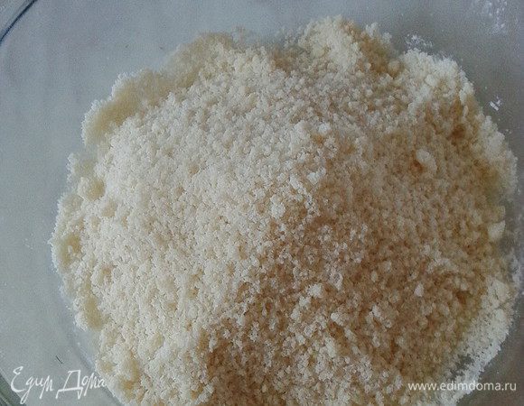 Тем временем нужно приготовить штрейзельную крошку. К просеянной муке добавить холодное масло, сахар, корицу. Перетереть пальцами в крошку.