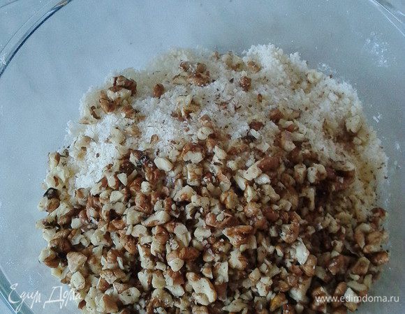 Добавить подсушенные рубленые орехи, смешать до однородности.