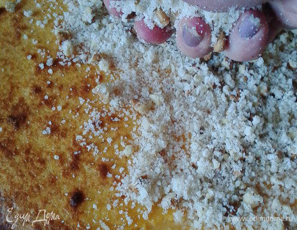 По истечении 15 минут достать золотистый пирог и посыпать его крошкой, вернуть в духовку и выпекать еще 40 минут, но уже при 180°С.