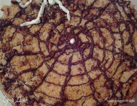 Готовый пирог охладить. Можно оставить его в первозданном виде, а можно декорировать по вашему выбору. Я хотела придать декору тематического настроения. Как мне это удалось, судить вам.