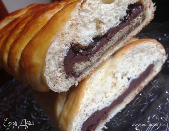 Когда остынут, можно наслаждаться богатством вкуса пышной выпечки с пикантной изюминкой халвы (у меня была с орешками) и сочной ноткой банана...
Шоколад так и остается в виде целой плитки, только мягкой.