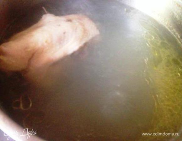 В холодную воду кладем мясо. Сварить до готовности. Снять пенку. Посолить.