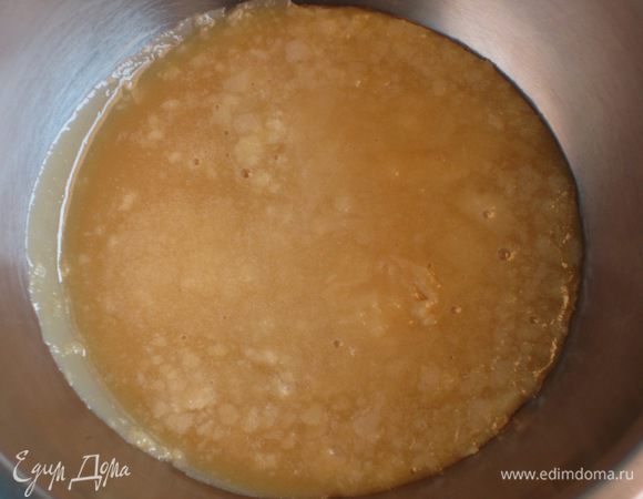 Слегка охладить и взбить миксером до образования однородной массы кремового цвета.