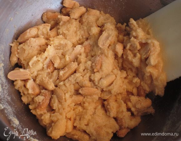 Добавить орехи, ванилин и хорошо перемешать.
