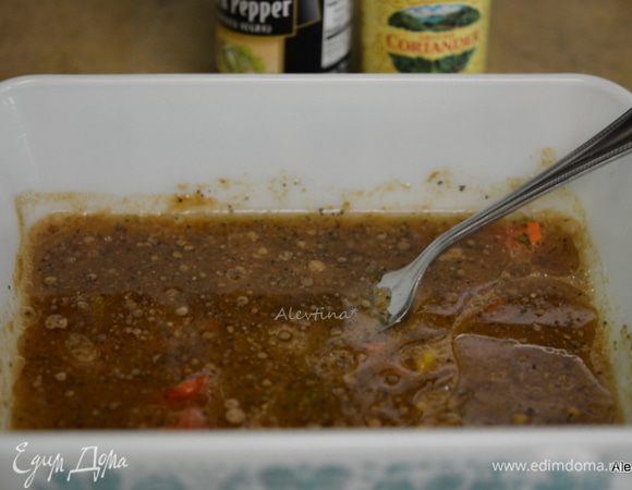 Приготовим маринад: выжать сок лайма, добавить кориандр, масло, соль, зелень и перец черный.