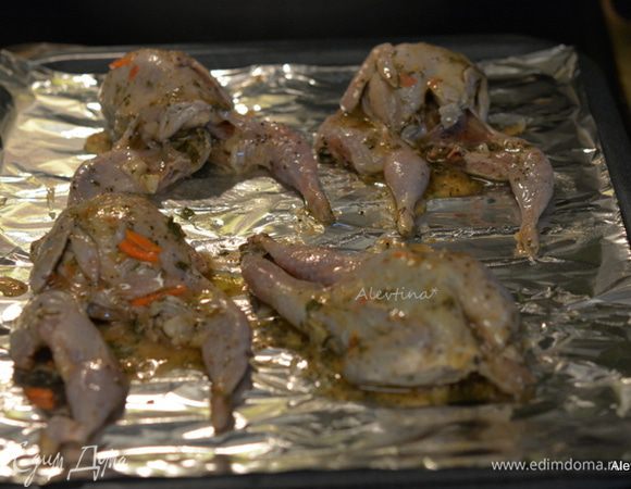 Готовим на гриле или в духовке. Переложить на противень и готовить перепелок примерно 10 минут при температуре в духовке 200°С.