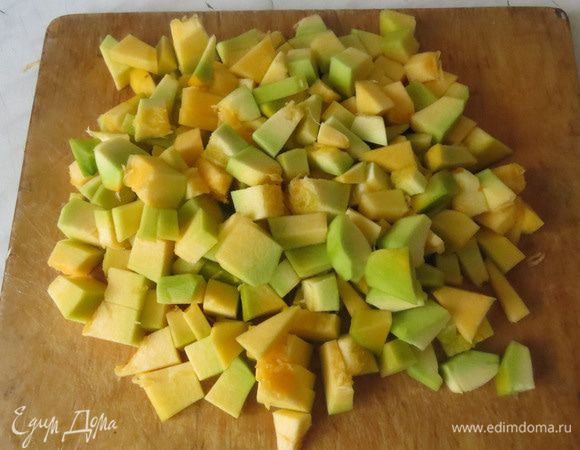 Тыкву вымыть, разрезать пополам, вынуть семечки, порезать кубиками, посолить и поперчить