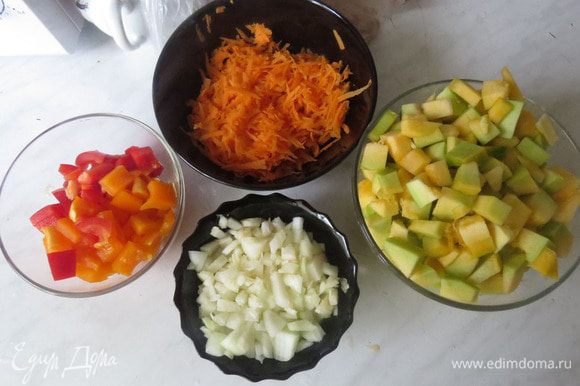 Нарезать кубиками овощи, лук, болгарский перец и морковку трем на тёрке.