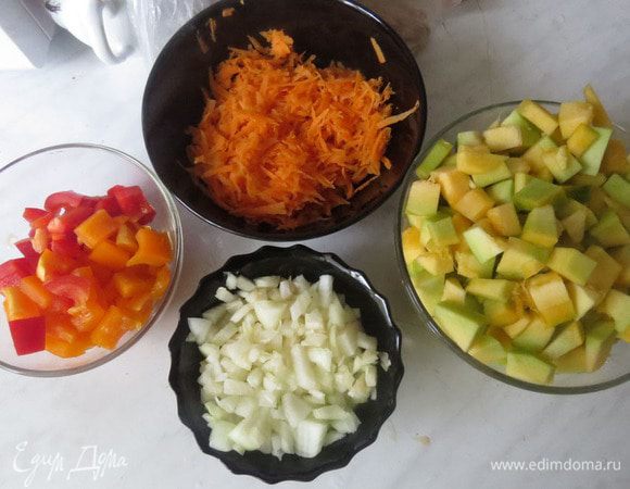 Нарезать кубиками овощи, лук, болгарский перец и морковку трем на тёрке.