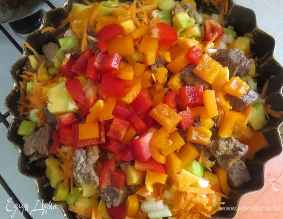 Нарезать мясо небольшими кусочками выложить на сковороду и дать немного поджариться. В это время выложить к мясу тыкву, лук, морковь, перец и соль.