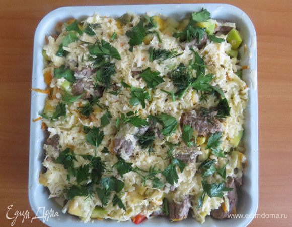 Через 10 минут, выложить всё в блюдо для запекания, полить всё сливками в которые предварительно положить тёртый сыр.