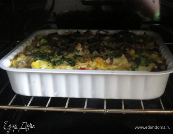 Поставить в духовку и запекать при температуре 180 градусов 40 минут.