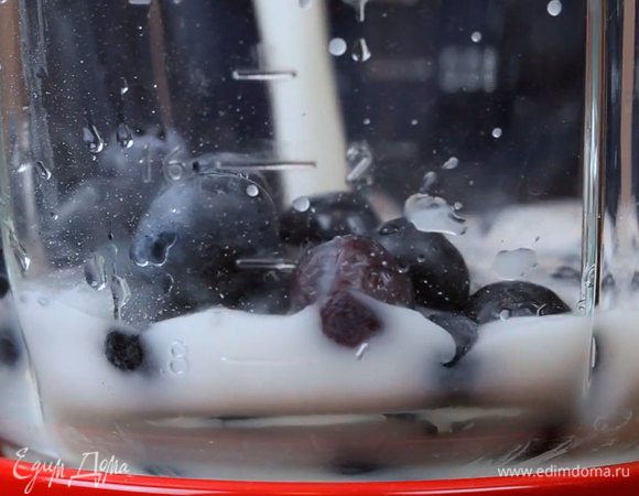 Взбить все ингредиенты в блендере.