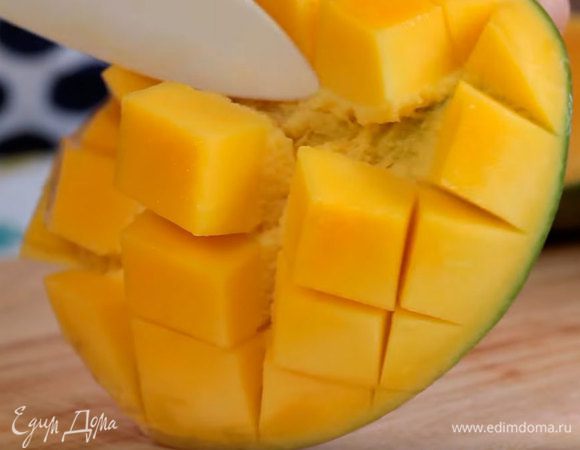 Нарезать манго.