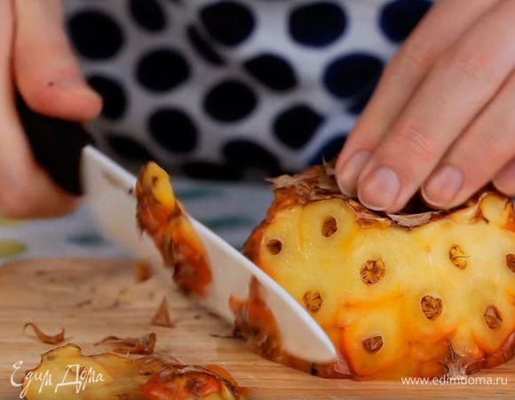Нарезать ананас.