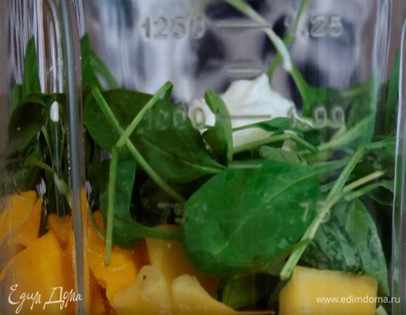 Сложить ананас и манго в блендер. Добавить шпинат и йогурт, взбить до однородности.