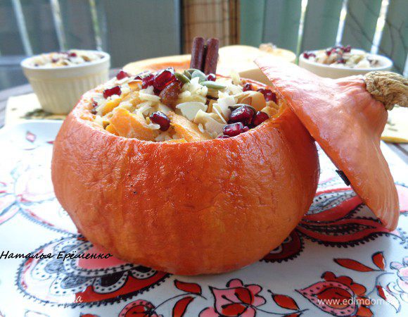 В конце запекания фольгу можно снять и чуть подрумянить тыкву.

Я этого не делала.


