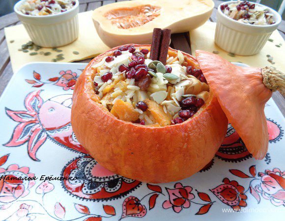 Перед подачей присыпать подрумяненными на сухой сковороде лепестками миндаля и украсить зернами граната.