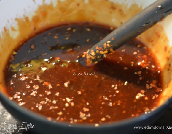 Приготовим соус из абрикосового джема, кетчупа, соевого соуса, имбирь натереть, красный перец хлопьями.