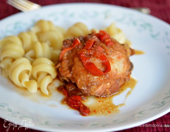 Подаем курочку с готовым гарниром как рис, например, полив соусом. Приятного аппетита.