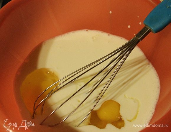 Смешать кефир, яйцо, соль, растопленное масло, добавить просеянную муку и гашеную соду. Замесить мягкое тесто, хорошо вымешать на присыпанной мукой доске, чтобы не липло к рукам. Готовое тесто накрыть миской и оставить "отдохнуть" на 15-20 минут, при комнатной температуре. Тесто раскатать и выложить в форму для пирога или противень.