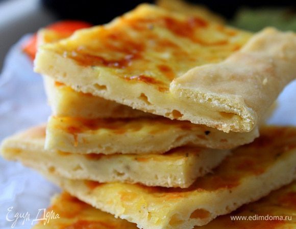 Выпекать пирог 25-35 минут при температуре 180 градусов. Готовому пирогу дать отдохнуть перед подачей, 15-20 минут. Приятного аппетита!