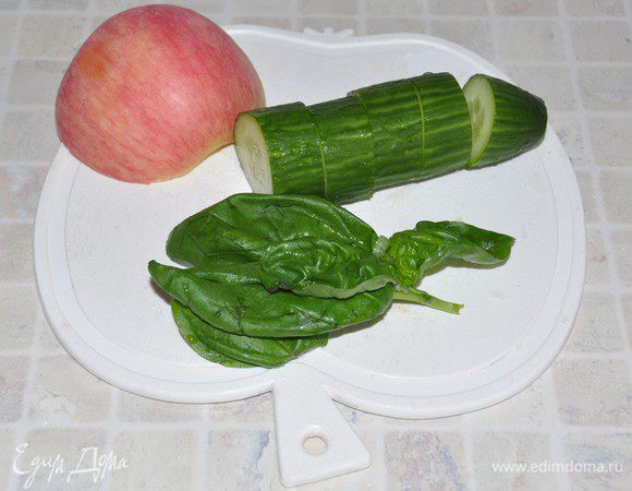 Среднего размера огурец и половинку сладкого яблоко помыть, порезать на кусочки.