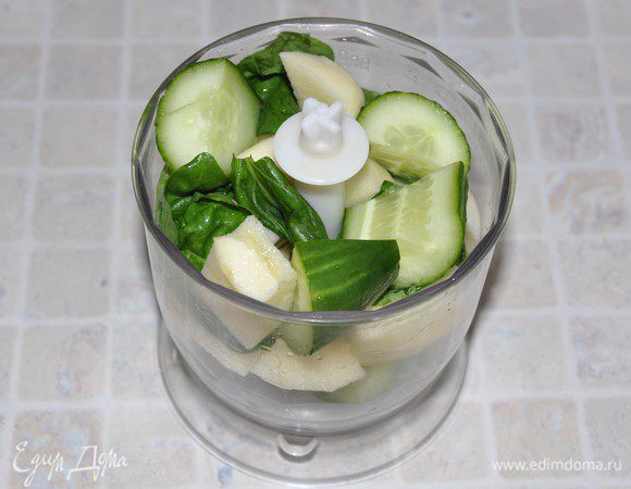 Сложить в чашу блендера, добавить листочки базилика и взбить на высокой скорости до однородности.  