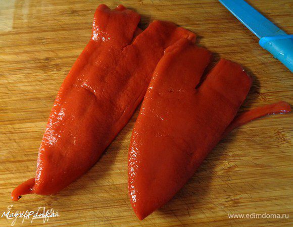 Маринованный перец у меня довольно крупный. Он не только маринованный, но и грилованный.