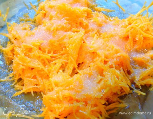 Первым делом тыкву натрем или мелко нарежем, нужно 1 стакан - это примерно 70 гр. Зальем соком половины апельсина, водкой, коньяком и насыпаем несколько ложек сахара. Оставим на час.