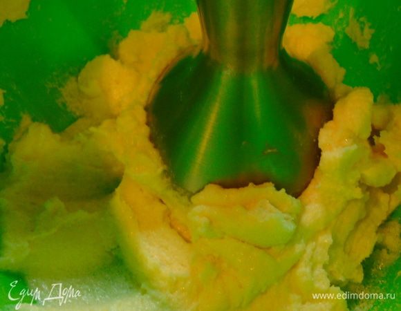 Мягкое сливочное масло собьем с сахаром до бела, добавим желтки.