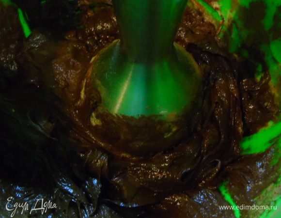 Продолжая взбивать добавляем какао, разрыхлитель, муку и цедру с половины апельсина. Затем добавляем тыкву со всем этим "ликером" и перемешиваем.