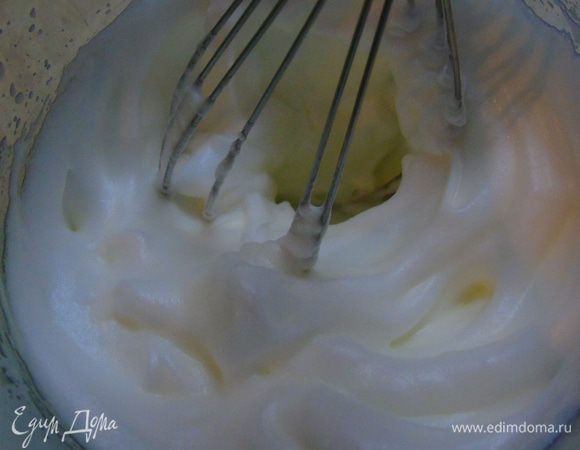 Белки взбить в крепкую пену.