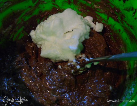 Ввести белки в несколько приемов, очень аккуратно.