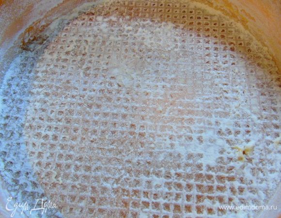 Форму (18 см) смазать маслом и присыпать мукой. 