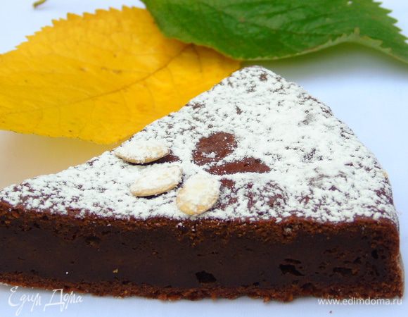 Готовый брауни немного остудить, достать из формы и можно подавать, при желании присыпав сахарной пудрой. Вкусно... ммм... Приятного вам аппетита и сладкой осени!!!