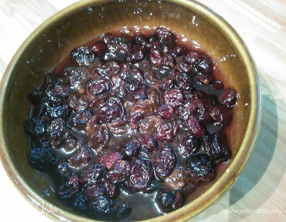 Вишню замочите в 60 мл черри-бренди (рома или коньяка по вкусу) минимум на час.