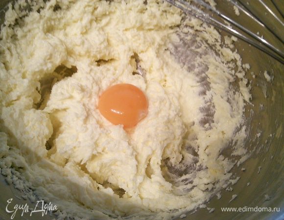 Взбейте размягченное масло с сахаром в пышную светлую массу. Добавляйте по одному желтки, тщательно их взбивая с маслом. 