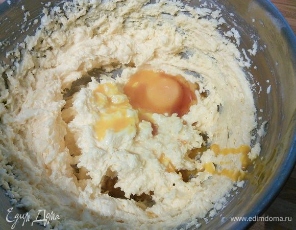 С последним желтком введите экстракт ванили и растопленный шоколад. 