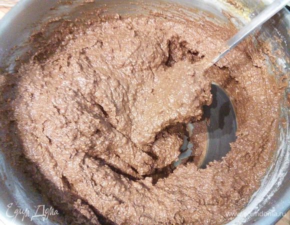 Смешайте масляно-яичную массу с орехово-мучной смесью лопаточкой. 