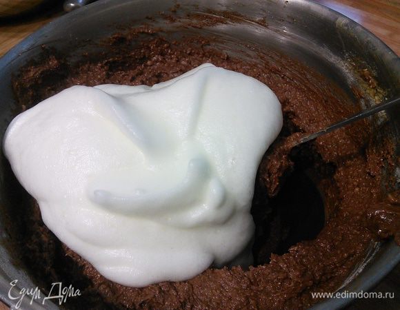 Разогрейте духовку до 175°С. Форму 22 см в диаметре нужно выложить пергаментной бумагой. Взбейте белки со щепоткой соли до мягких устойчивых пиков и введите в два приёма в основное тесто.