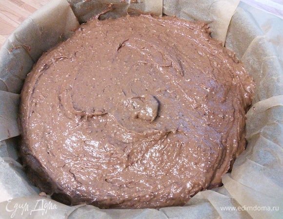 Тесто выложите в форму, разровняйте, выпекайте приблизительно 35-40 минут до сухой палочки. 