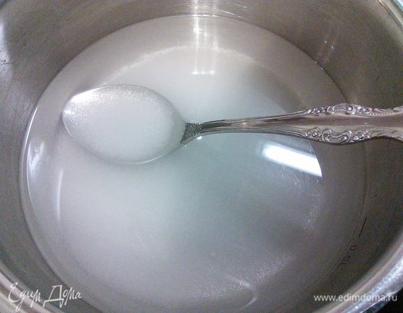 Для глазури поставьте ковшик с водой и сахаром на малый огонь, когда сахар растворится влейте бренди 240 + 60 мл из вишни, увеличьте огонь и варите глазурь до консистенции не очень густого сиропа. 