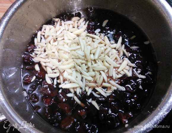 Добавьте вишню и рубленый миндаль, перемешайте и снимите с огня. 