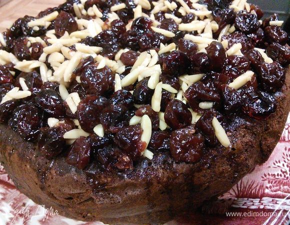 Длинной палочкой проколите дырочки и пропитайте глазурью весь торт. В конце выложите на торт вишню и миндаль. 