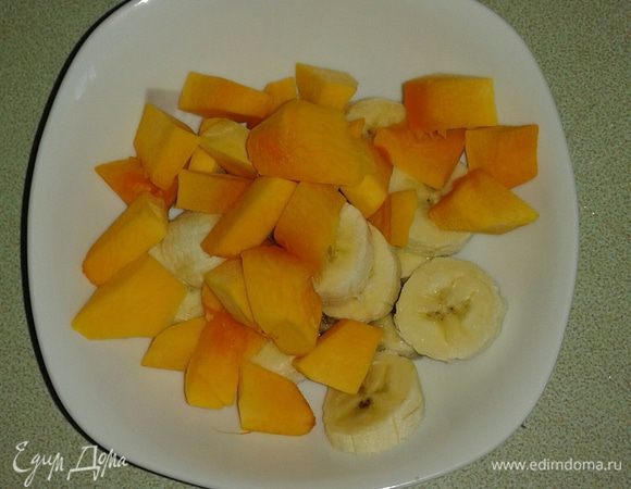 Тыкву очистить от кожуры и семечек, бананы тоже почистить и нарезать кусочками.