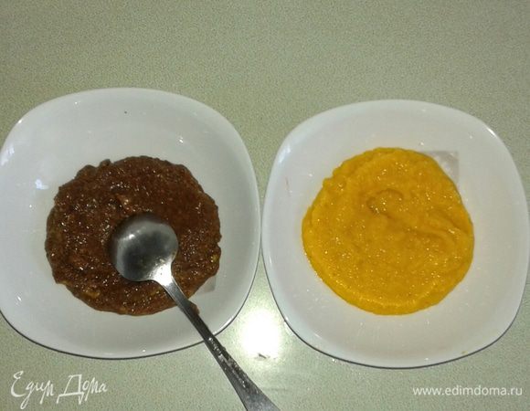 Тыкву и бананы измельчить в блендере до однородного состояния. Добавить мед по вкусу, если вы уж сильная сладкоежка... Разделить массу на две части, в одну добавить какао или растопленный шоколад. Мед.