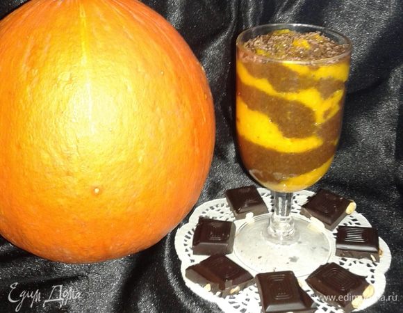 Выкладыаем в фужер поочередно по одной ложке сначала массу желтого цвета, затем шоколадную и так далее. Наслаждайтесь, ведь только еда с удовольствием приносит пользу нашему организму!