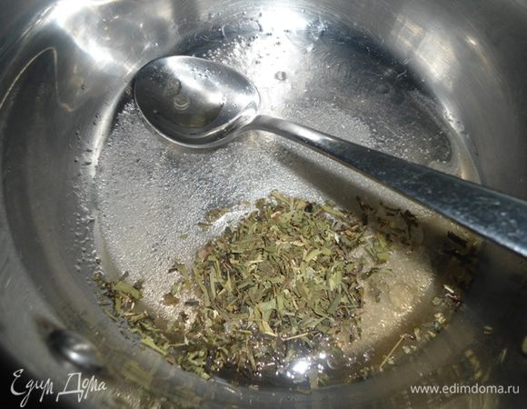 В кастрюльке смешать уксус, масло растительное, сахар, соль, эстрагон.
Выложить смесь измельченных перцев и поставить варить.